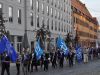 Durch die Augsburger Maximilianstraße ziehen die Frauen mit ihren Fahnen.