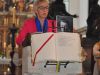 Sabine Slawik stellt beim Gabengang Ellen Ammann, die Gründerin des KDFB-Landesverbandes vor.