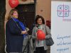 KDFB Diözesanvorsitzende Ulrike Stowasser dankt Celia Niedermeier-Cardoso, Vorstandsmitglied im KDFB Zweigverein Windach und Engagierte in der Flüchtlingshilfe Windach
