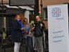 KDFB Diözesanvorsitzende Ulrike Stowasser dankt Filmregisseurin Astrid Uhr und Kameramann Martin Pfeil
