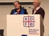 Sabine Slawik überreicht Mechthilde Lagleder die Lapislazuli-Nadel