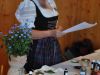 Elfriede Lochbihler von der Landfrauenvereinigung zeigt, wie man mit Naturkräutern gesunde Lebensmittel und Heilsalben herstellen kann.