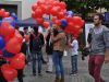 Viele rote Herzluftballone werden auf dem Augsburger Moritzplatz verteilt.