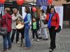 KDFB Diözesanvorsitzende Mechthilde Lagleder beim Verteilen der Herzluftballons