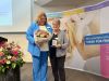 Ulrike Stowasser gratuliert Hilde Bachmann zur Bayerischen Staatsmedaille für soziale Verdienste